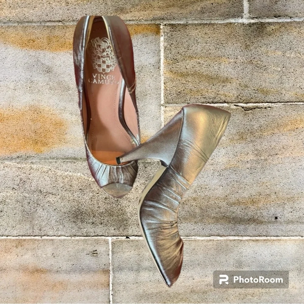 VINCE CAMUTO 👠SHE’S THE RIGHT SHOE FOR YOU Pewter Peep toe pump 6B Gently Worn